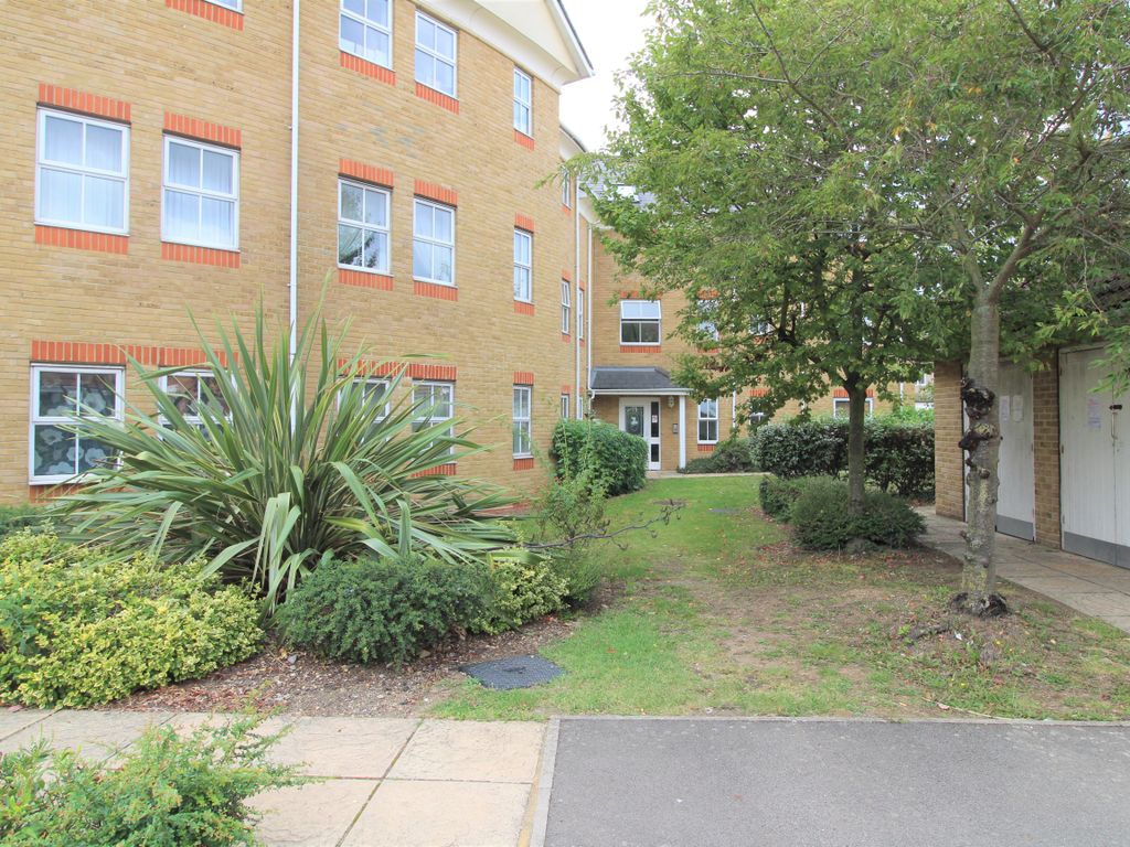 2 bed flat to rent in Arklay Close, Uxbridge UB8, £1,600 pcm Zoopla