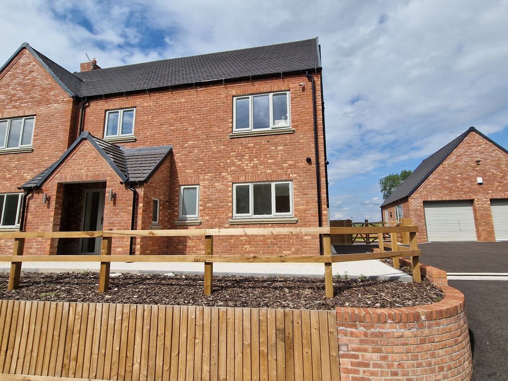 5 bed detached house to rent in Poplar Close, Longford, Market Drayton