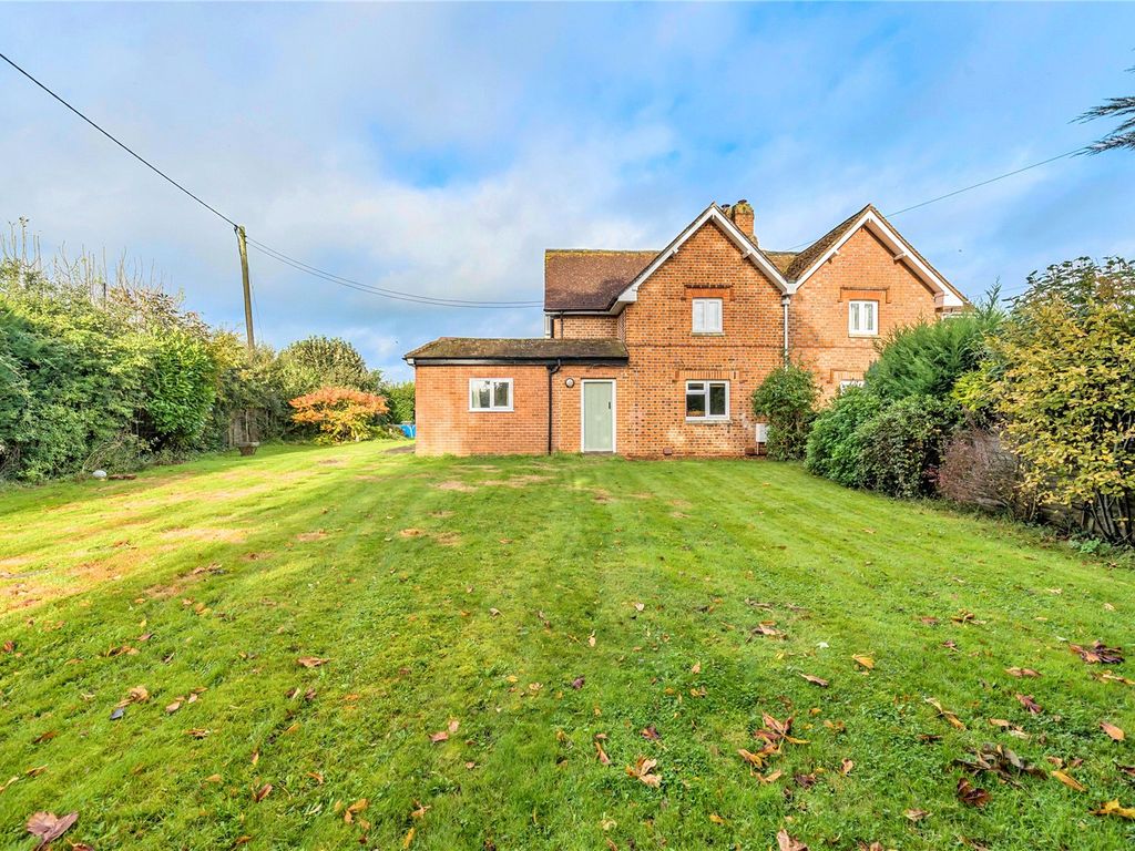 3 bed semidetached house for sale in Arborfield Cross, Reading