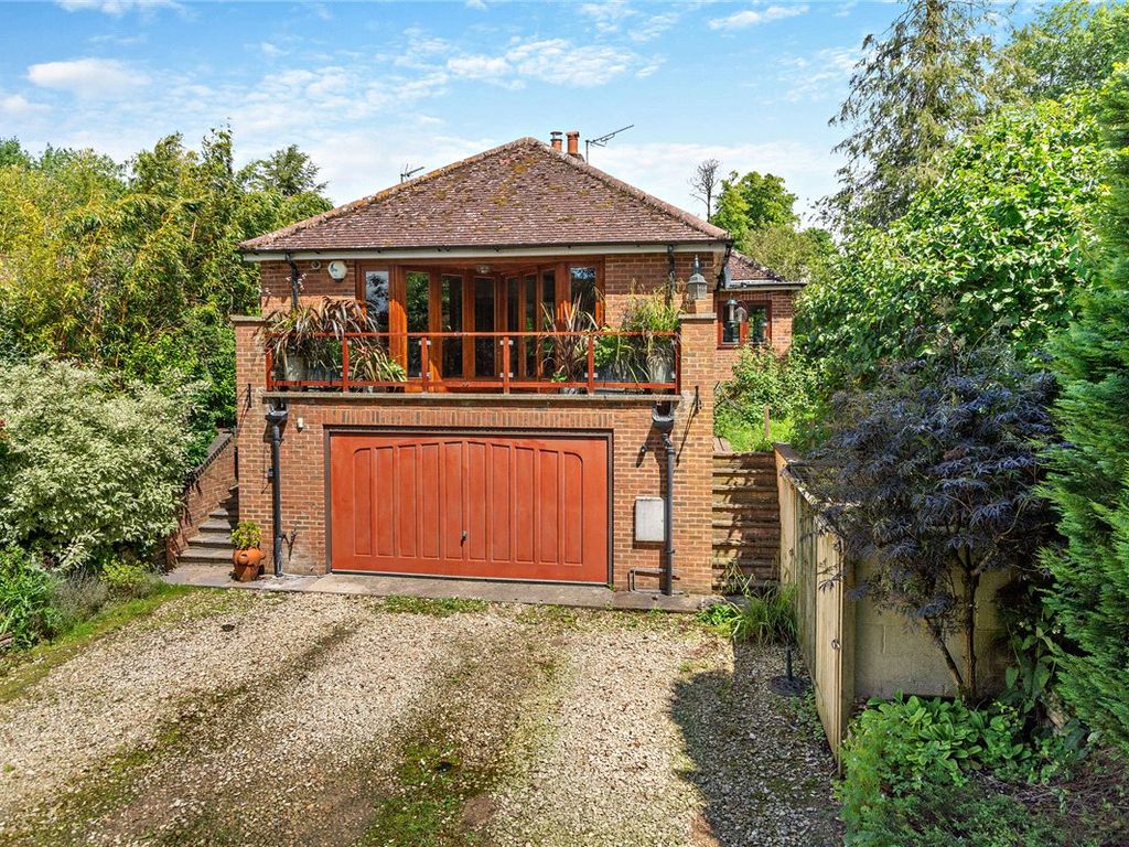 2 bed bungalow for sale in The Maltings, West Ilsley, Newbury