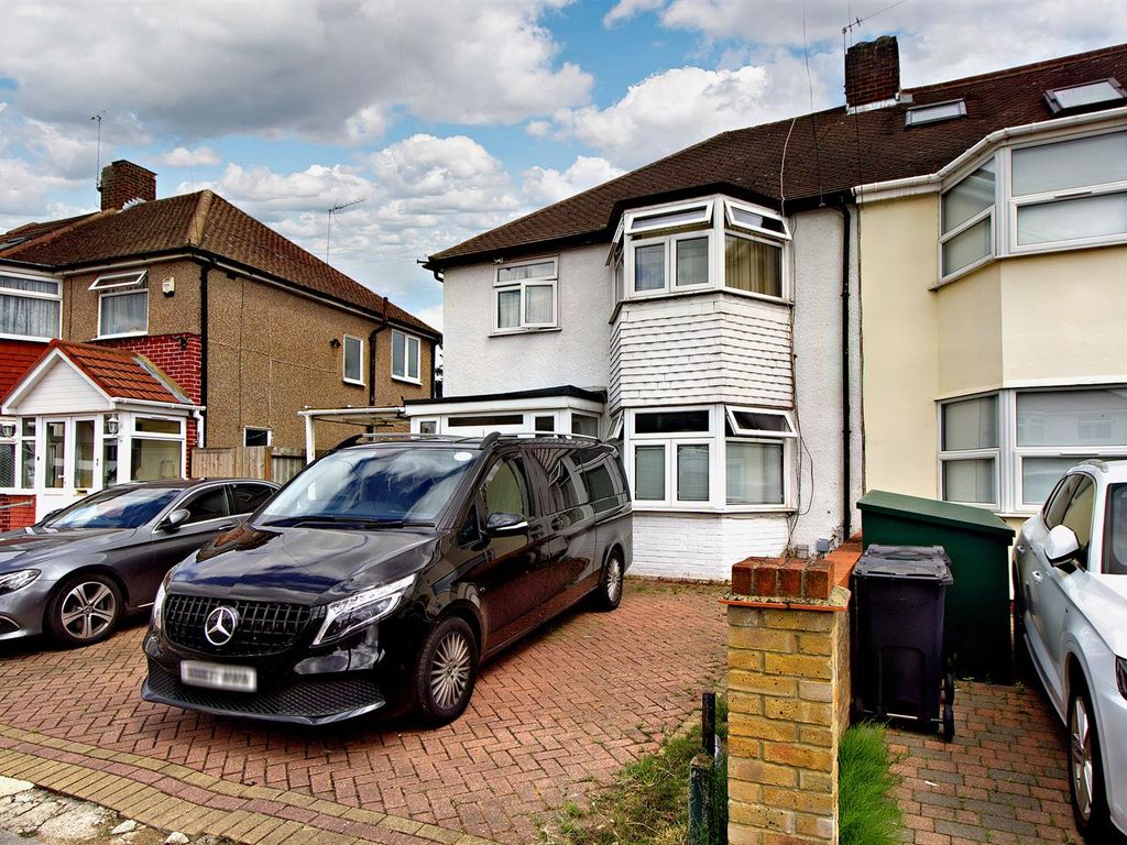 3 bed semidetached house for sale in Cheriton Avenue, Clayhall, Ilford