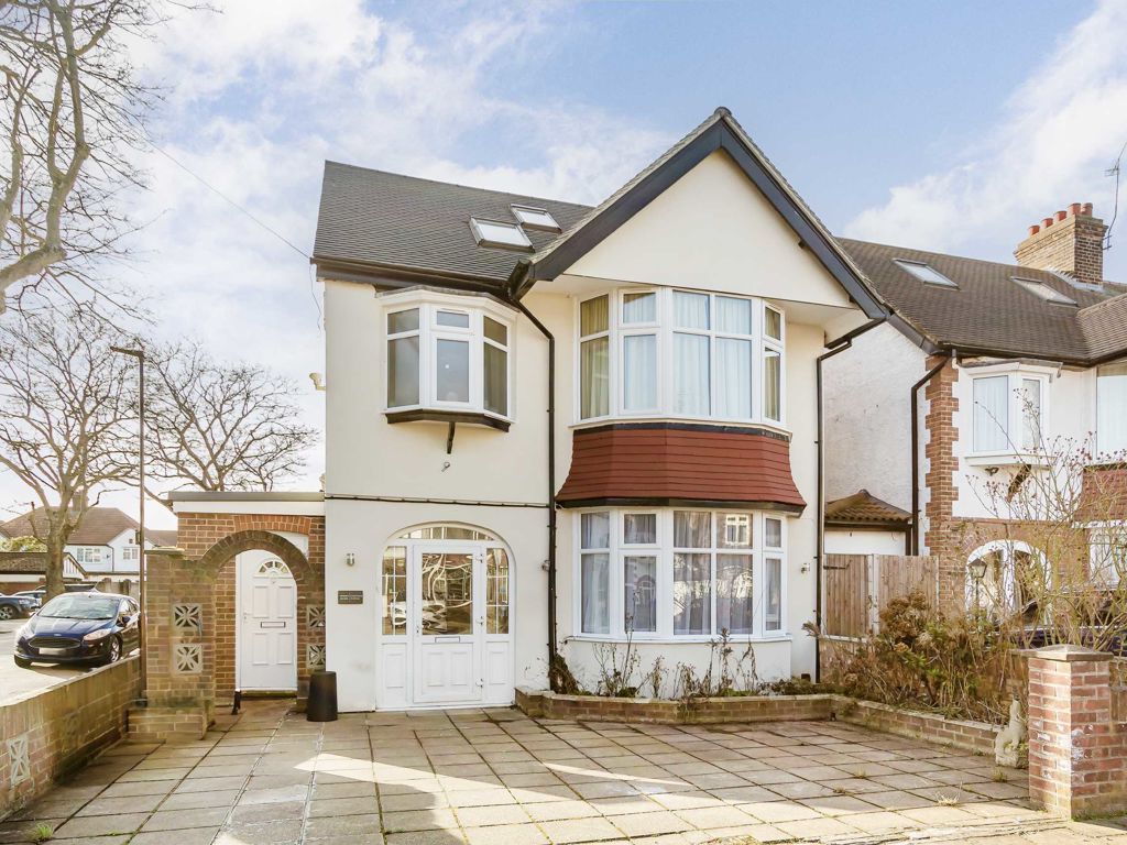 Studio to rent in Cranmore Avenue, Osterley, Isleworth TW7, £1,400 pcm