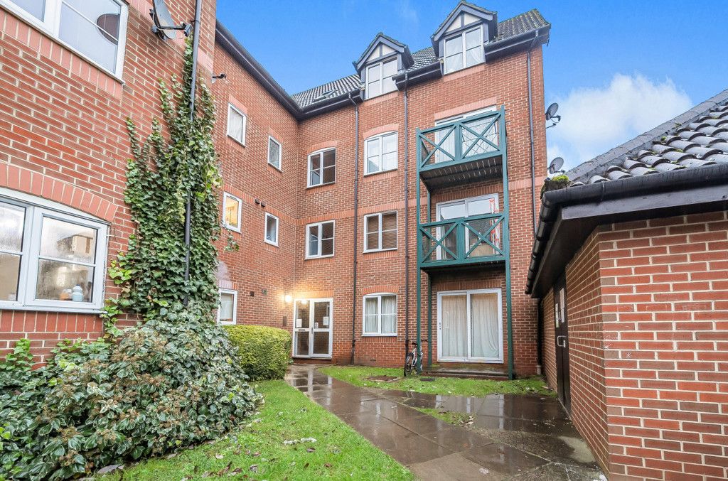2 bed flat for sale in Admirals Court, Rose Kiln Lane, Reading RG1, £