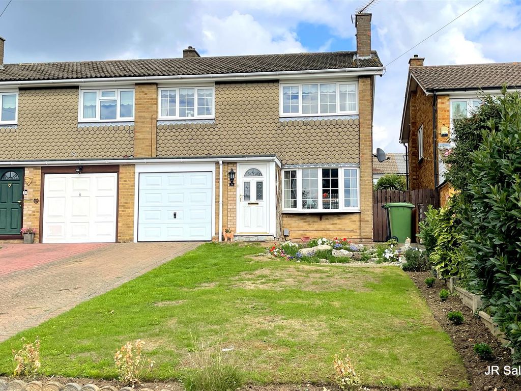 3 bed semidetached house for sale in Hammondstreet Road, Cheshunt