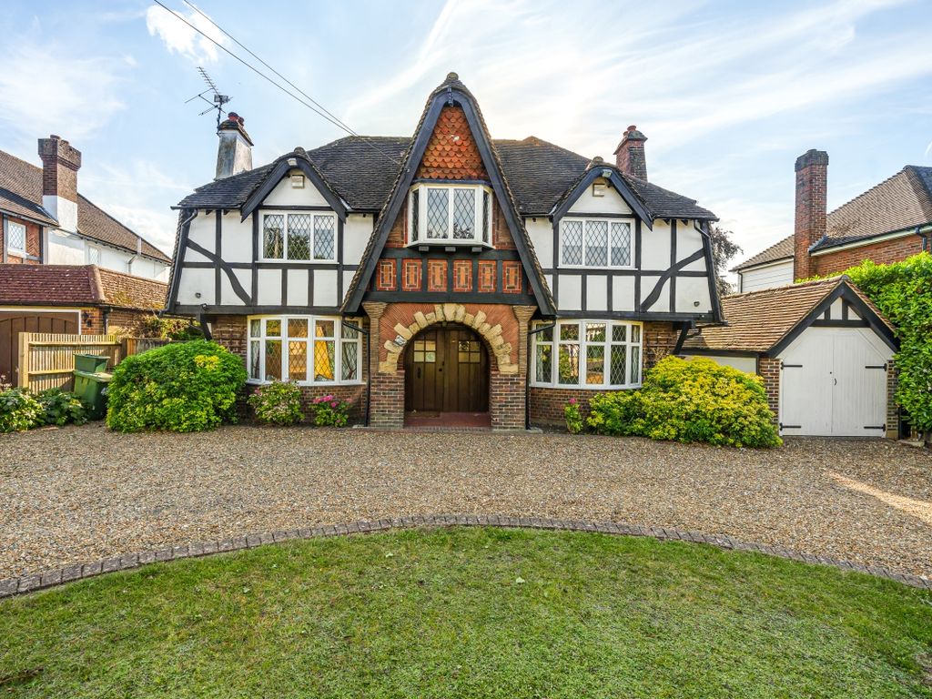 5 bed detached house to rent in Ewell Downs Road, Epsom KT17, £4,000
