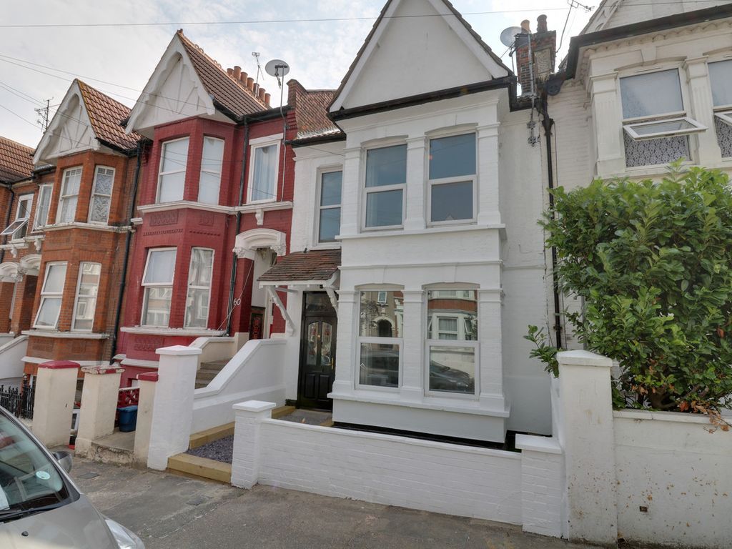 2 bed flat to rent in Heygate Avenue, SouthendOnSea SS1, £1,100 pcm