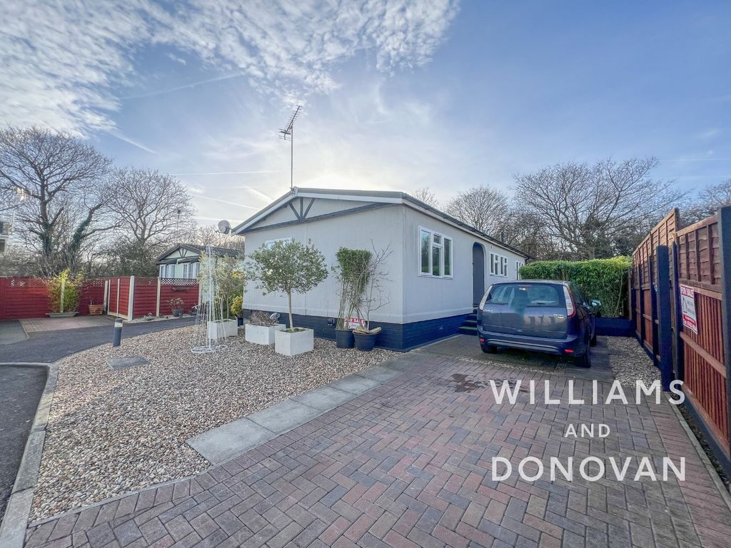 3 bed mobile/park home for sale in Oak Way, Hockley SS5, £280,000 Zoopla