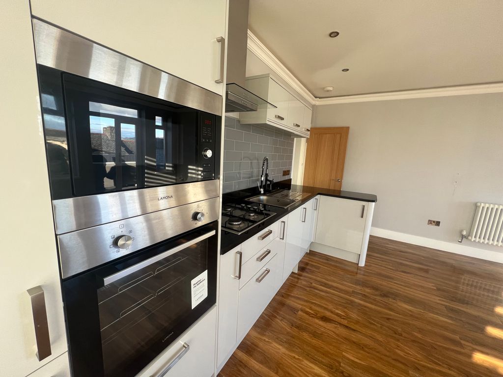 2 bed flat to rent in Cardiff Road, Caerphilly CF83, £800 pcm Zoopla