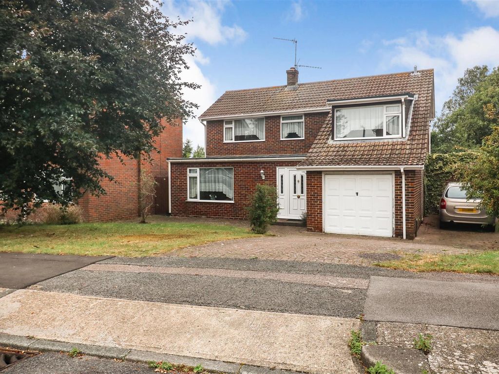 4 bed detached house for sale in Hilly Field, Harlow CM18, £600,000