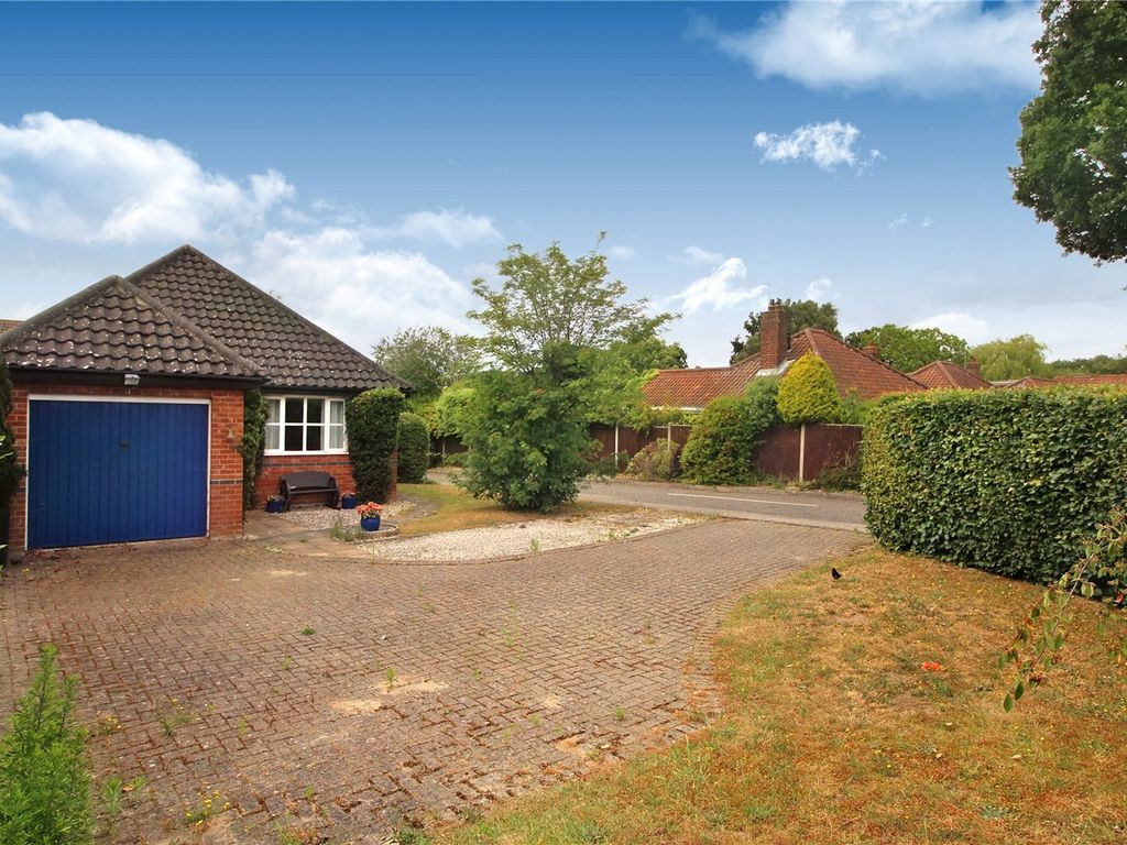 2 bed bungalow for sale in Fallowfield, Poringland, Norwich, Norfolk