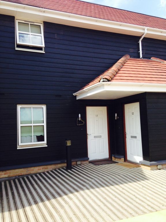 2 bed flat to rent in Nayland Court, Market Place, Romford, Essex RM1