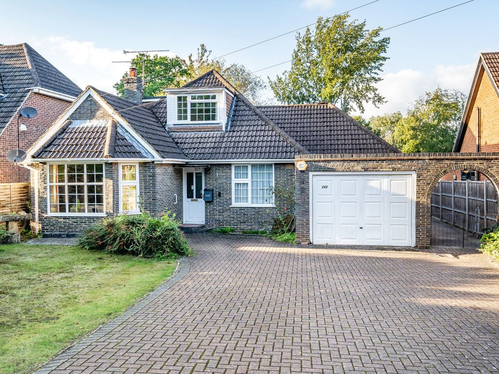 3 bed detached house for sale in Nine Mile Ride, Finchampstead