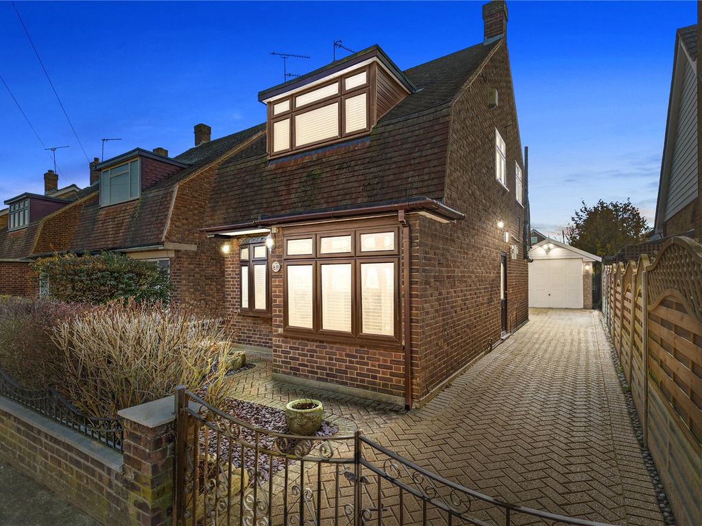 2 bed detached house for sale in Worthing Road, Laindon, Essex SS15