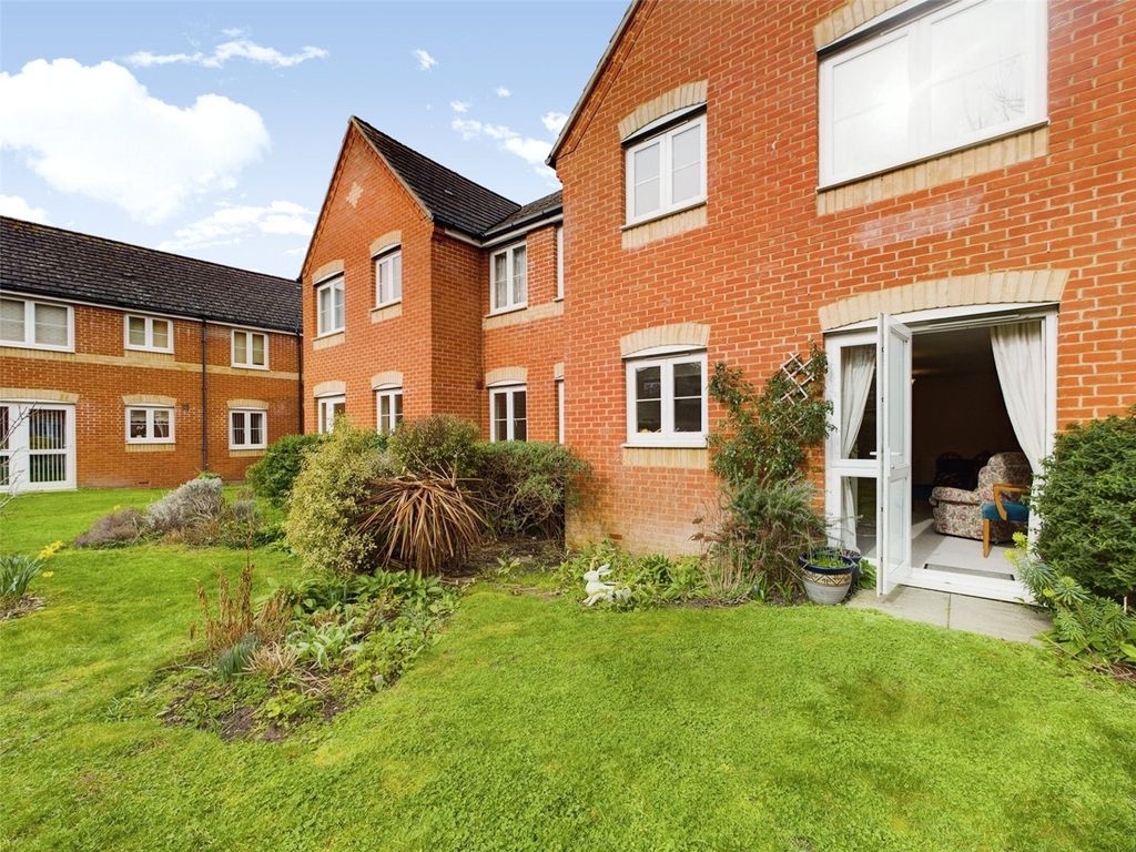 1 bed flat for sale in Waltham Road, Twyford, Reading, Berkshire RG10