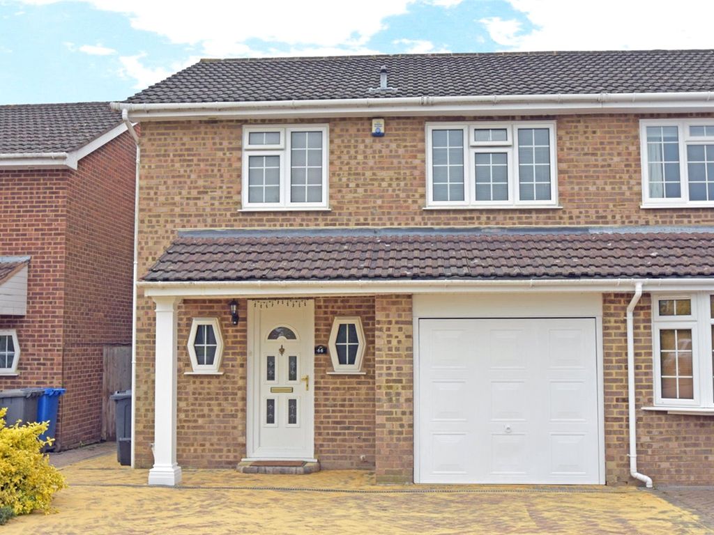 3 bed semidetached house to rent in Beverley Gardens, Maidenhead