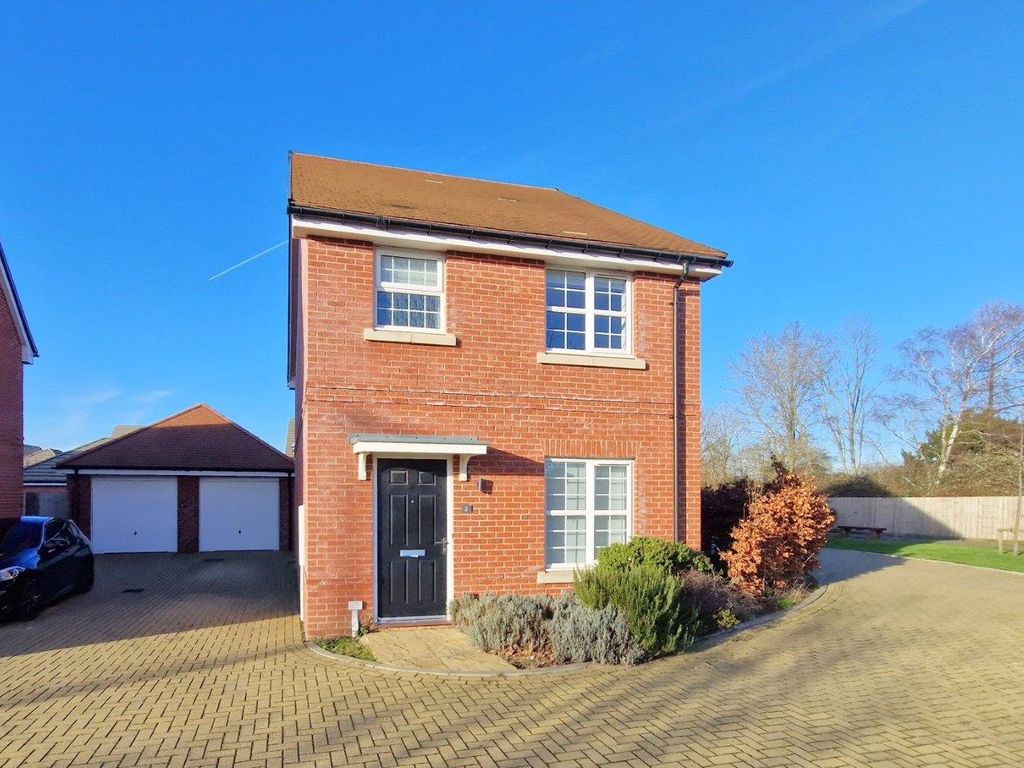 3 bed detached house to rent in Hayes Drive, Three Mile Cross, Reading