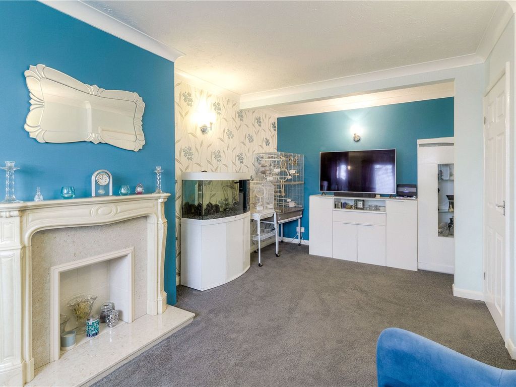 2 bed bungalow for sale in Highlands Avenue, Northampton NN3, £260,000