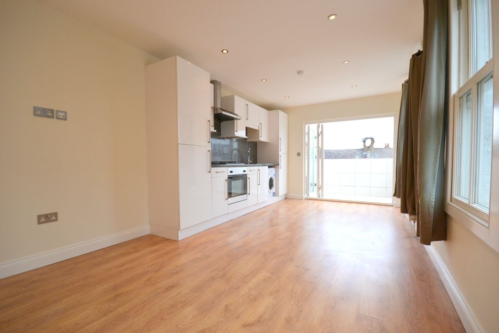 3 bed flat to rent in 159 Queenstown Road, Battersea SW8 Zoopla