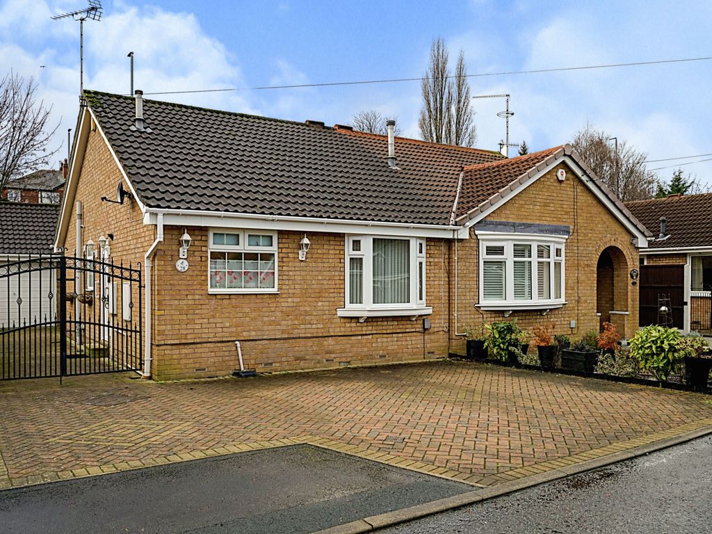 2 bed semidetached bungalow for sale in Hare Farm Avenue, Farnley
