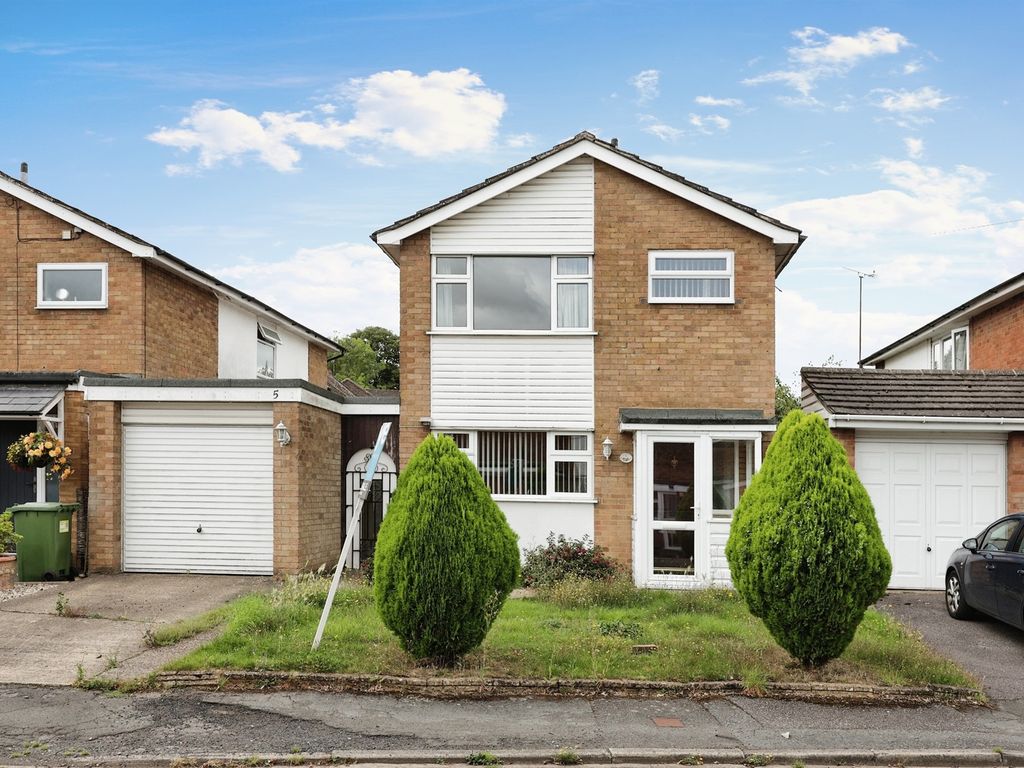 3 bed detached house for sale in Hollyberry Grove, Holmer Green, High