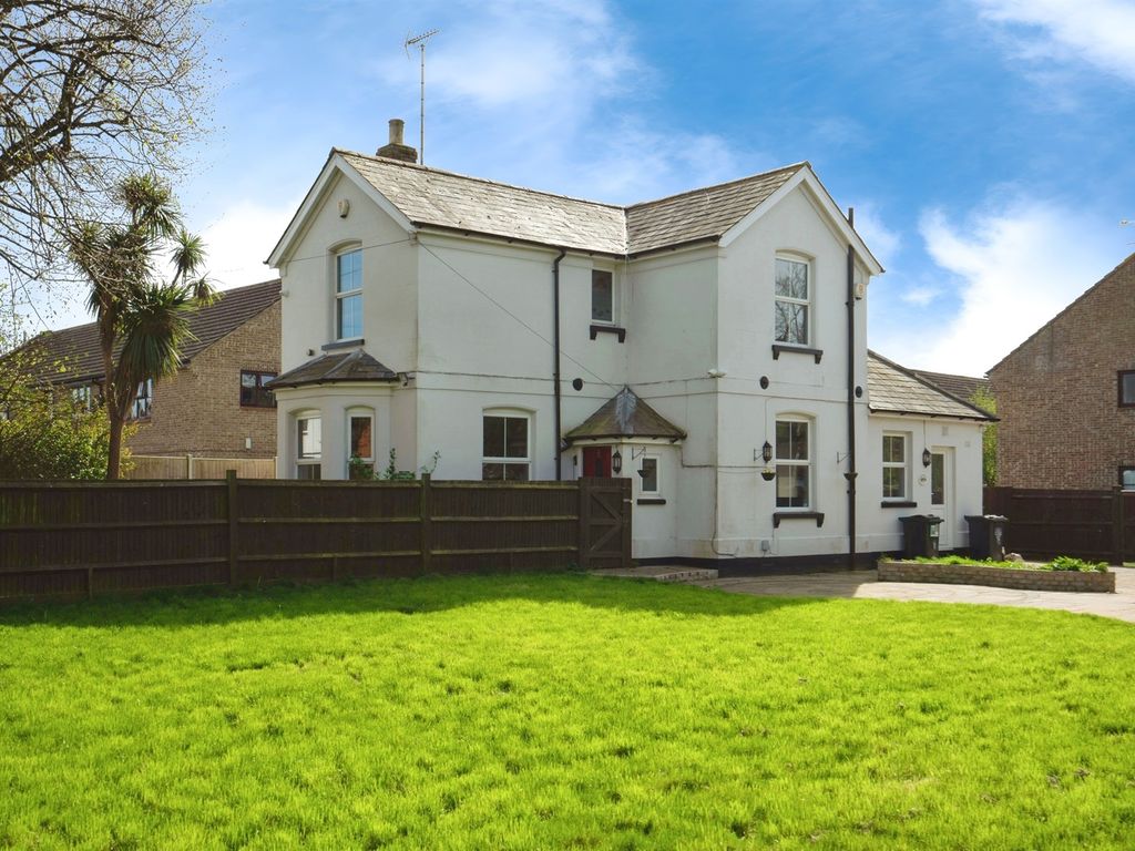 3 bed detached house for sale in Station Road, Hailsham BN27, £325,000