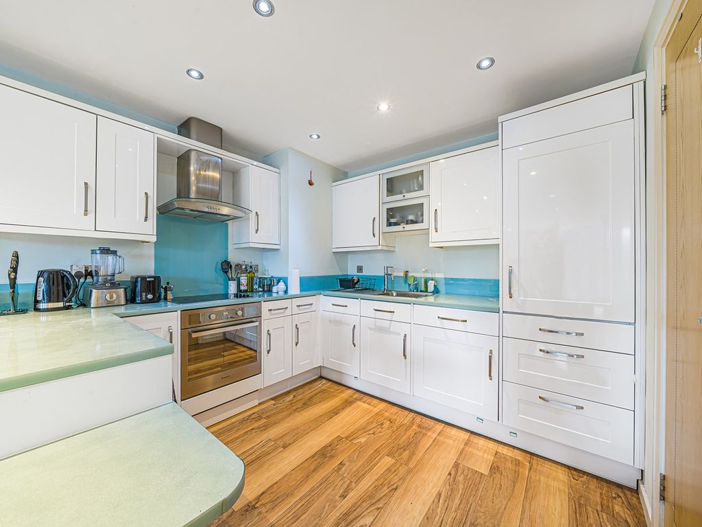 1 bed flat to rent in Riverside Court, Vauxhall SW8, £2,500 pcm Zoopla