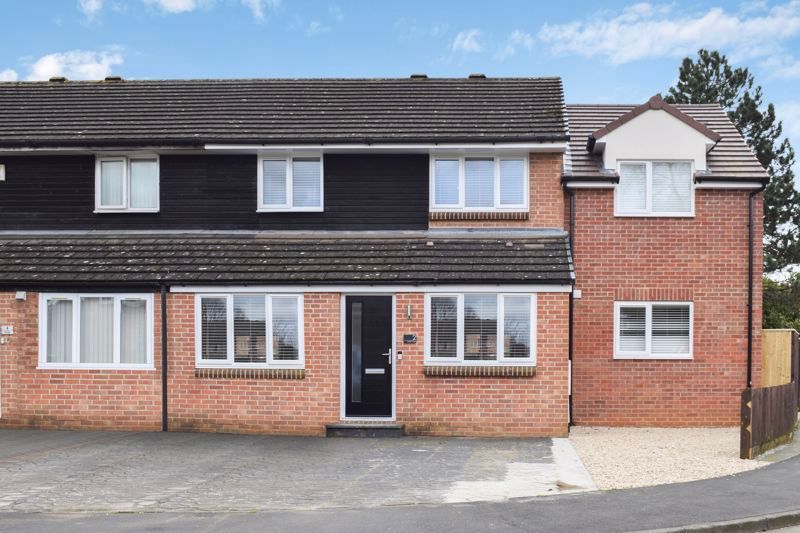 3 bed terraced house for sale in Axtell Close, Kidlington OX5, £395,000