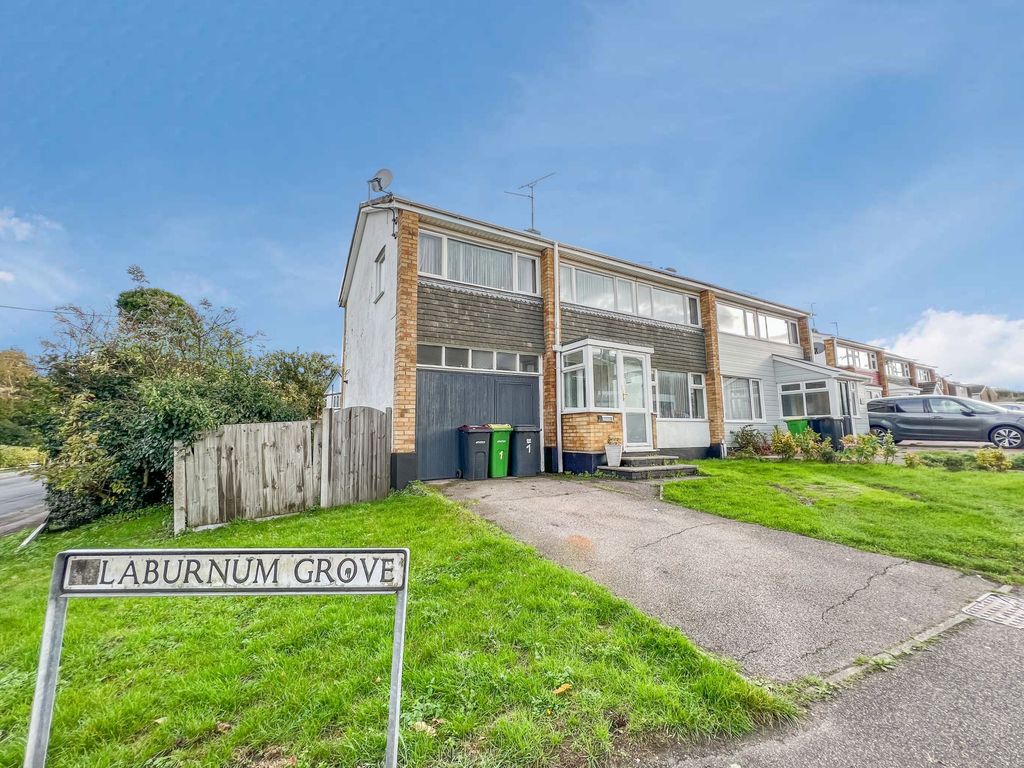 4 bed semidetached house for sale in Laburnum Grove, Hockley SS5, £