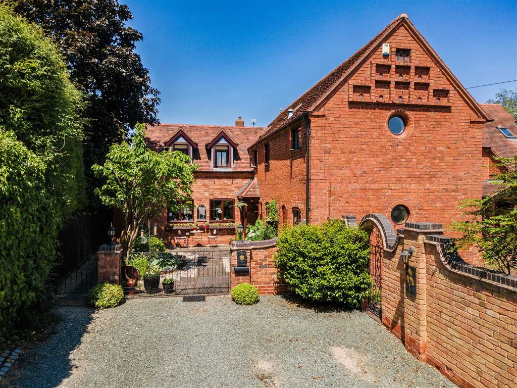 3 bed barn conversion for sale in Houndsfield Lane, Wythall, Birmingham
