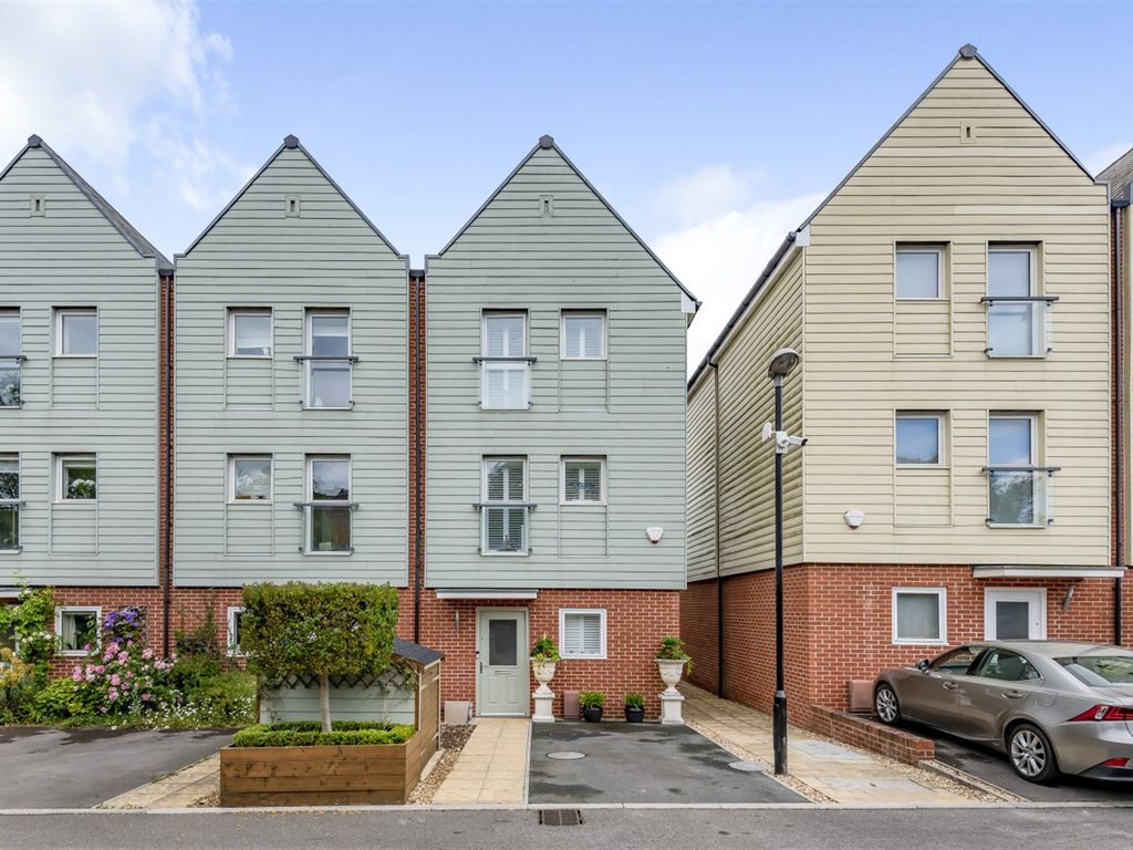 4 bed semidetached house for sale in John Rennie Road, Chichester PO19