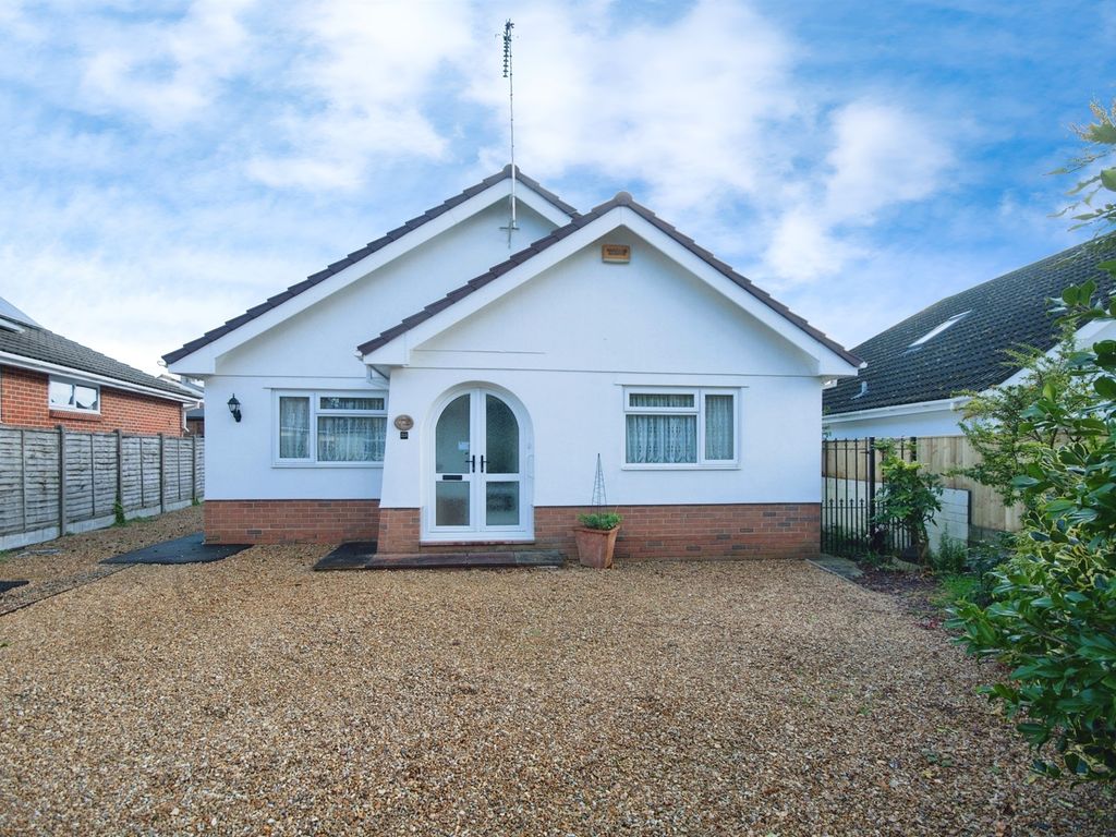 3 bed detached bungalow for sale in Tricketts Lane, Ferndown BH22, £