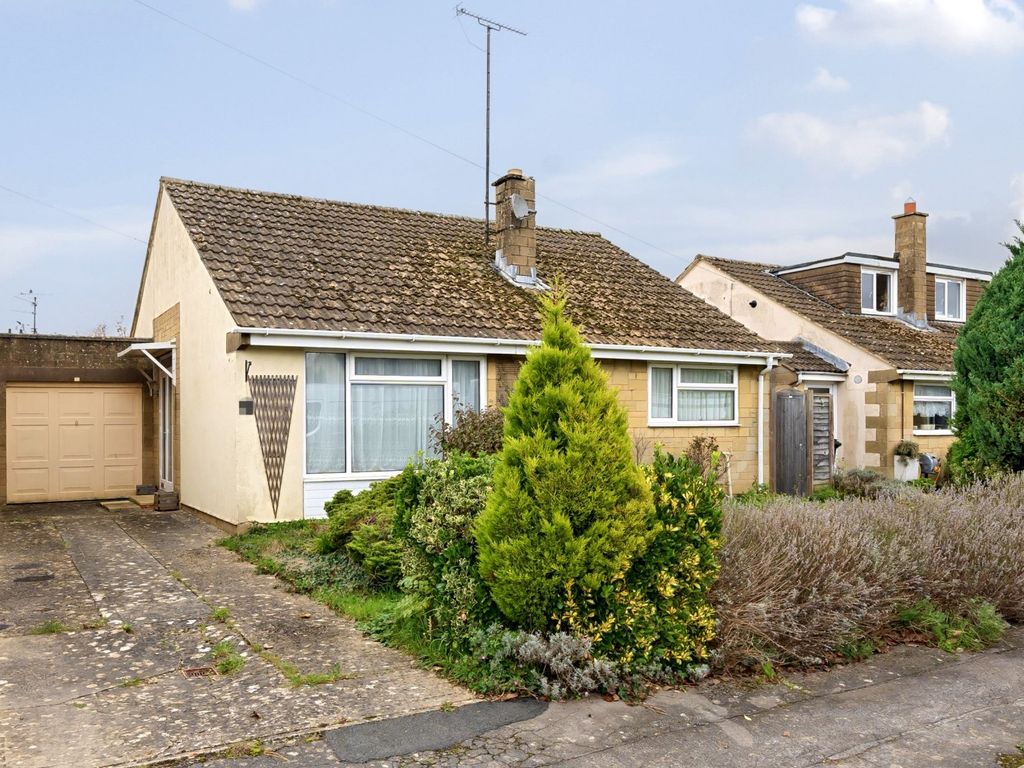 3 bed bungalow for sale in Meadow Way, South Cerney, Cirencester