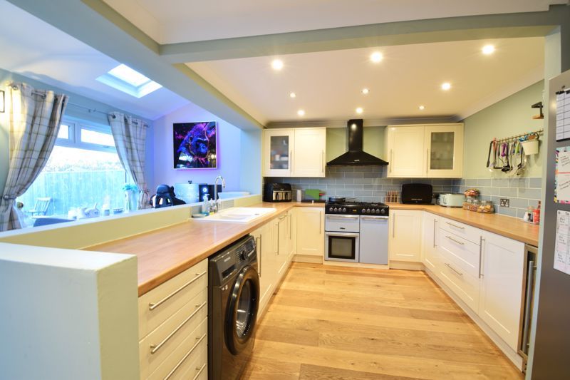 3 bed semidetached house for sale in Waverley Avenue, Kidlington OX5