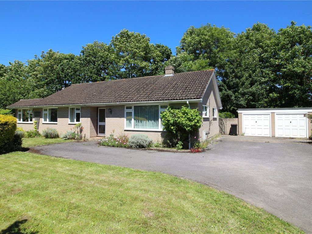 3 bed bungalow for sale in Bashley Road, New Milton, Hampshire BH25, £