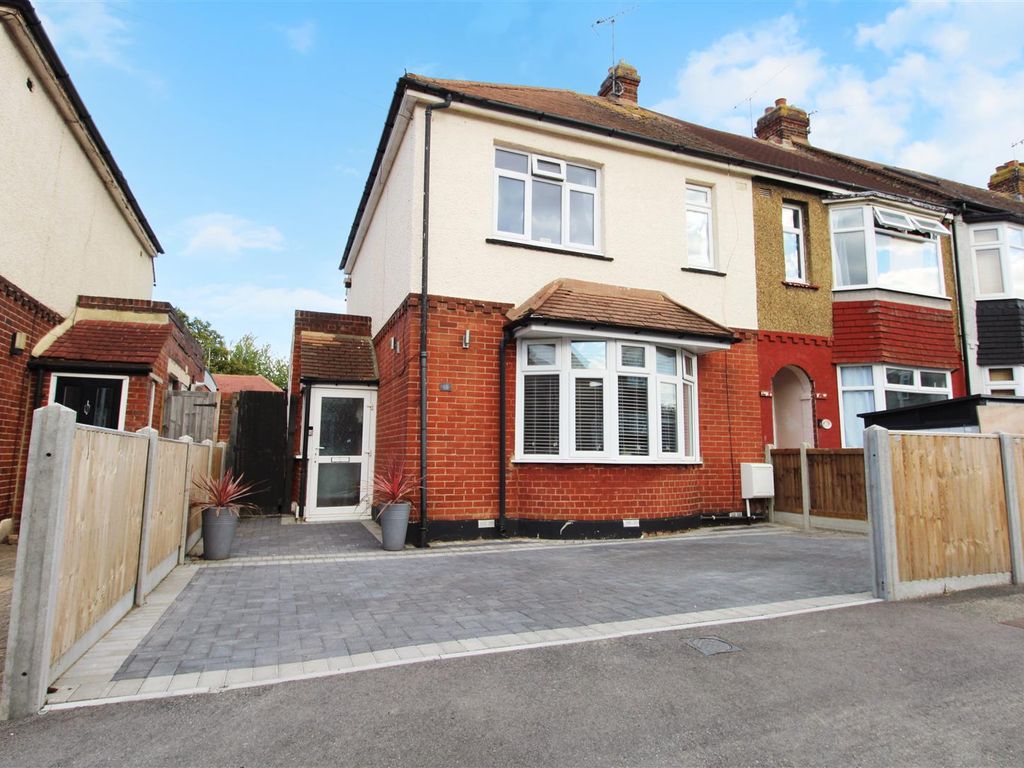 3 bed property for sale in Chalkenden Avenue, Gillingham ME8 Zoopla