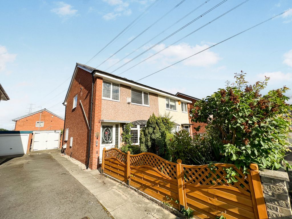 3 bed semidetached house for sale in Noon Close, Stanley, Wakefield