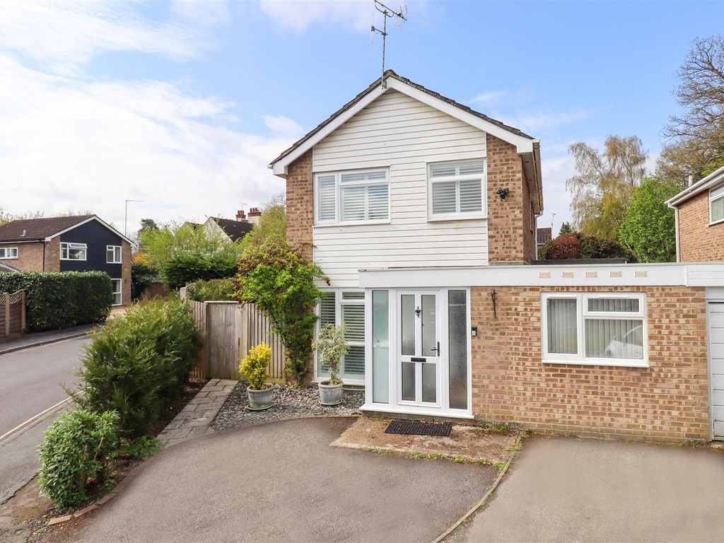 3 bed linkdetached house for sale in Durnsford Avenue, Fleet GU52 Zoopla