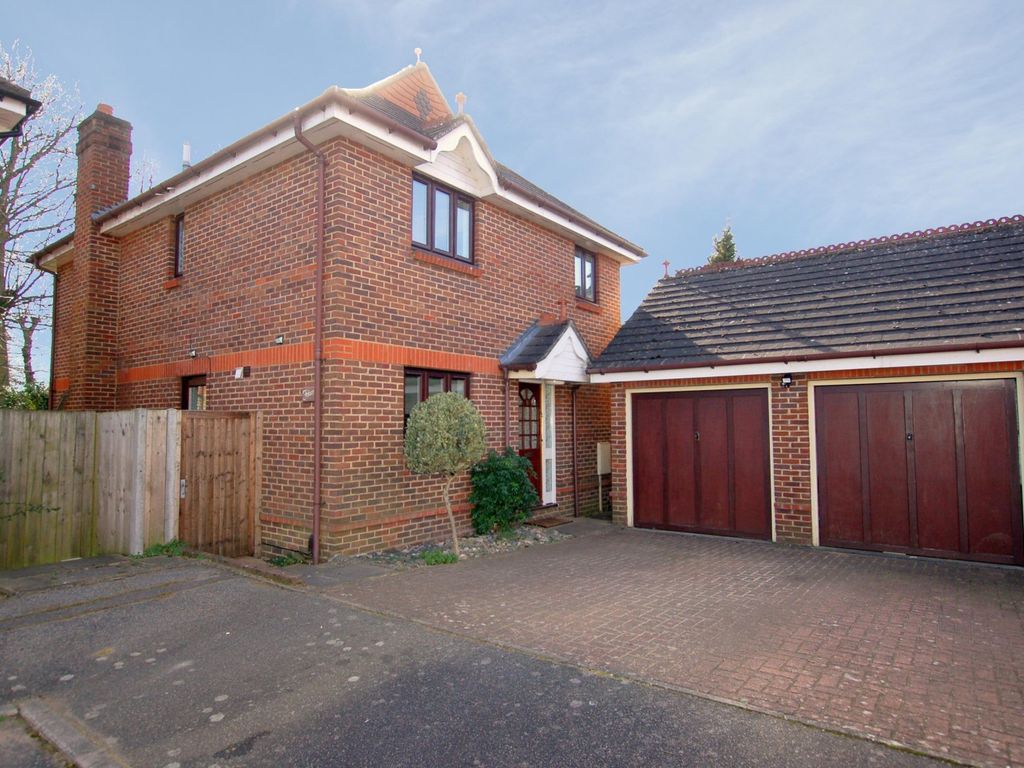 4 bed detached house for sale in Sumner Place, Addlestone KT15, £