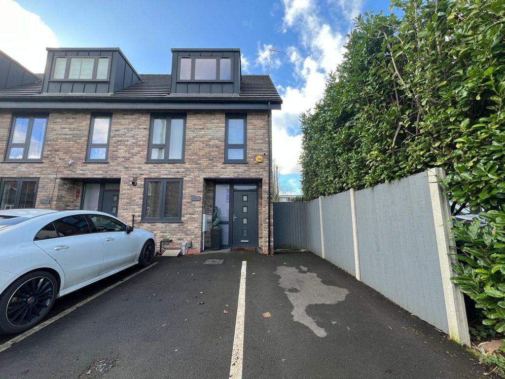 3 bed semidetached house for sale in Roberts Street, Eccles M30, £