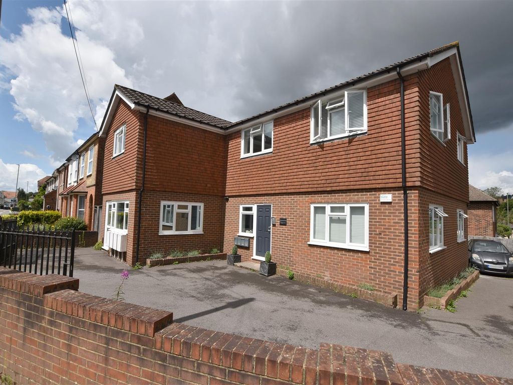 2 bed flat to rent in West Road, Reigate RH2, £1,450 pcm Zoopla