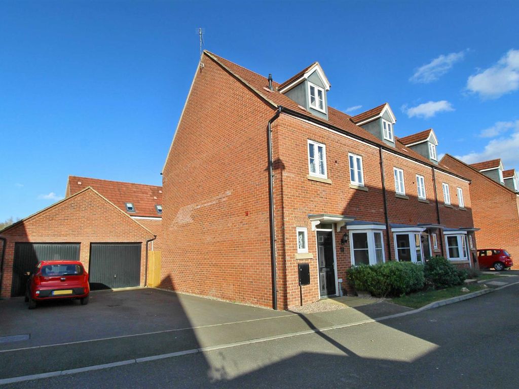 4 bed town house to rent in Heston Walk, Oxley Park, Milton Keynes MK4