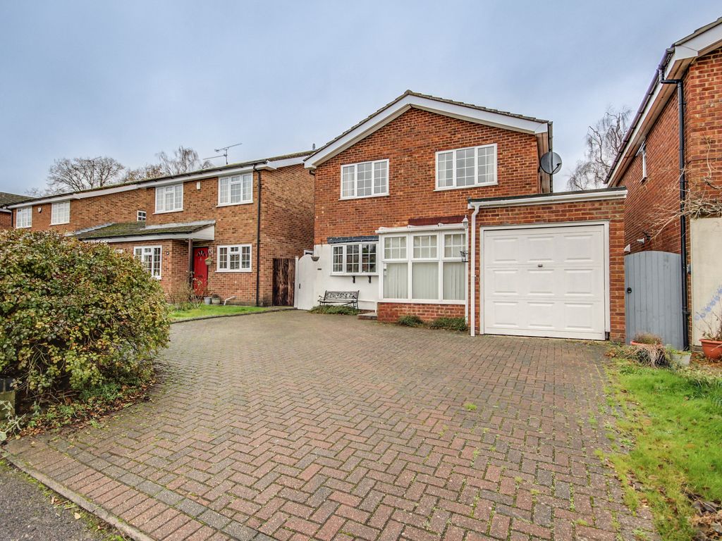 4 bed detached house for sale in Kelsey Avenue, Finchampstead