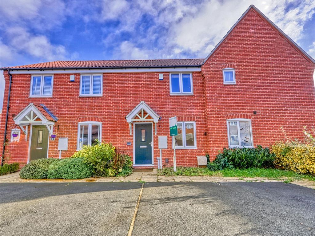2 bed town house for sale in Caulfield Close, Dunston, Chesterfield