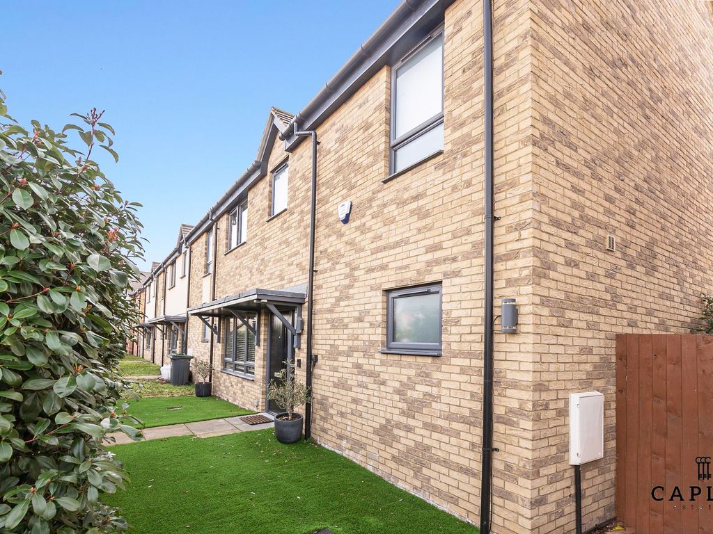 3 bed end terrace house for sale in Park View, Chigwell IG7, £700,000