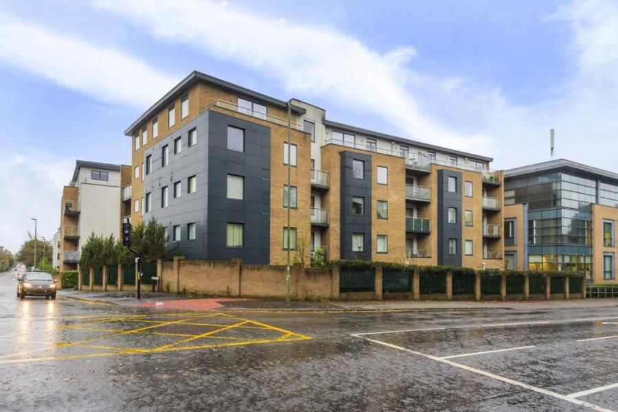 2 bed flat to rent in Frimley Road, Camberley GU15, £1,450 pcm Zoopla