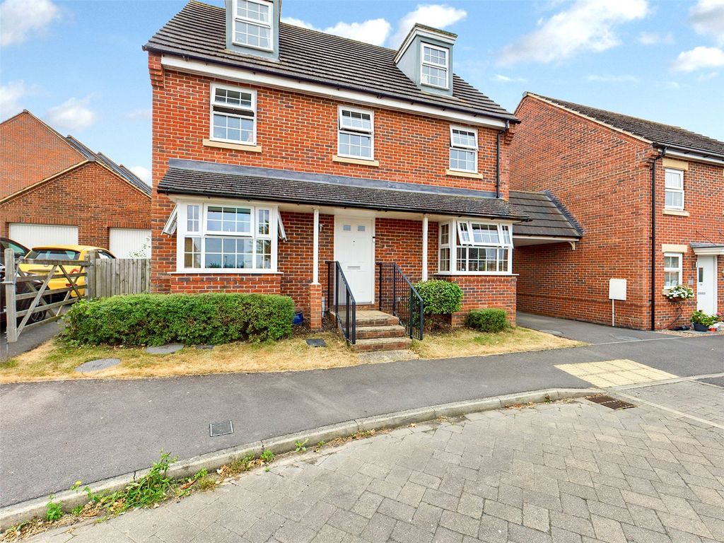 5 bed detached house for sale in Kiln Avenue, Chinnor, Oxfordshire OX39