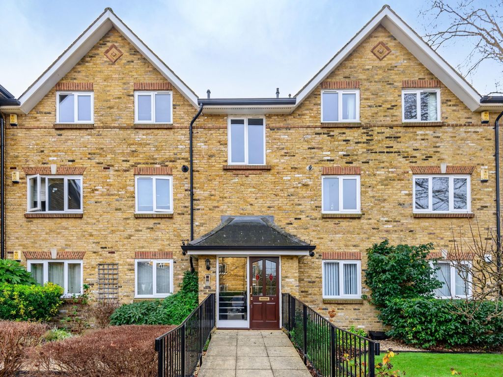 2 bed flat to rent in Swan Walk, Shepperton TW17, £1,550 pcm Zoopla