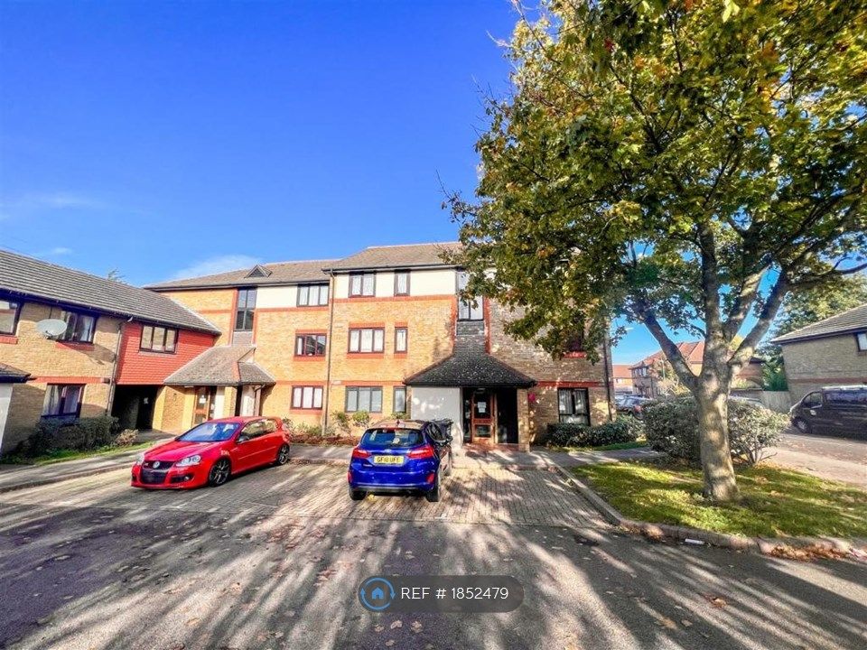 Studio to rent in Louvain Road, Greenhithe DA9, £900 pcm Zoopla