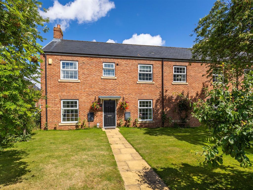 4 bed semidetached house for sale in St. Oswalds Close, Methley, Leeds