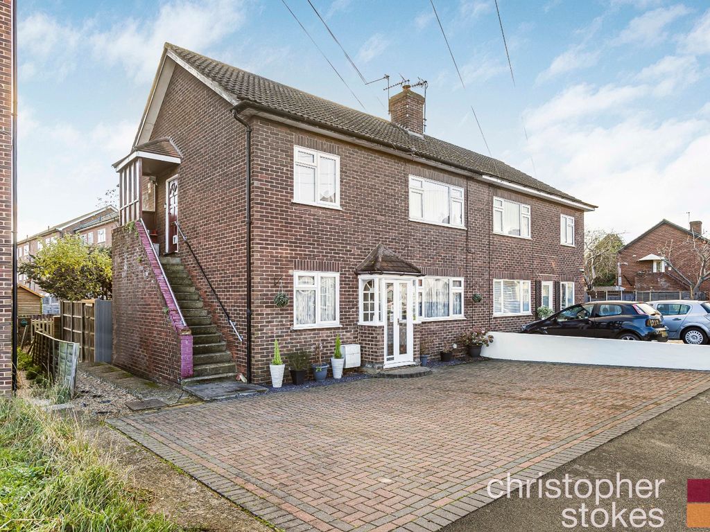 2 bed to rent in Cadmore Lane, Cheshunt, Hertfordshire EN8